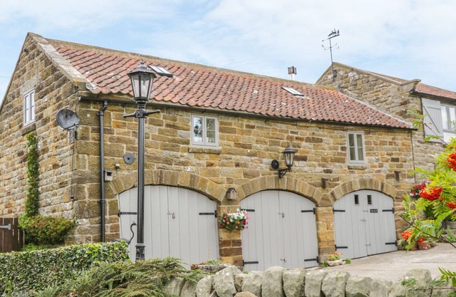 THE LOFT, luxury holiday cottage, with a garden in Staintondale