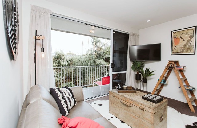THE LOFT NO3 - CONVENIENT IN STRANDON