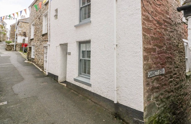 THE LOOKOUT, pet friendly, country holiday cottage in Polruan