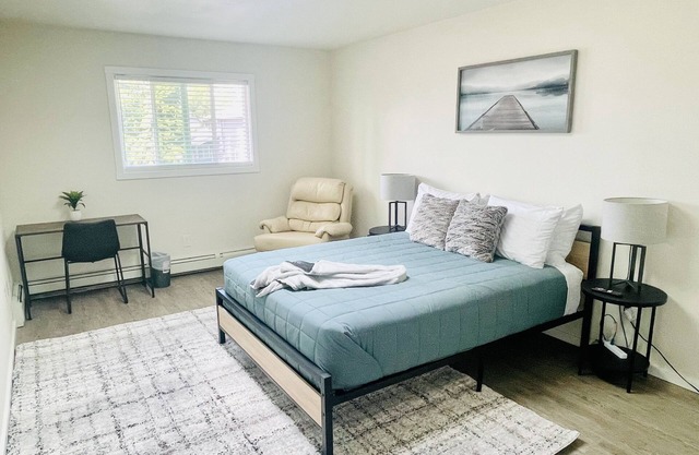 The Lovely Place #4 3-bedroom vacation home just 5 minutes to Dimond Center Mall
