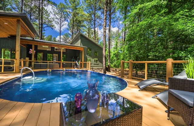 The Luxury Pines Retreat w/NEW Pool Heating Option*, Hot Tub ,Fire Pit Sleeps 8