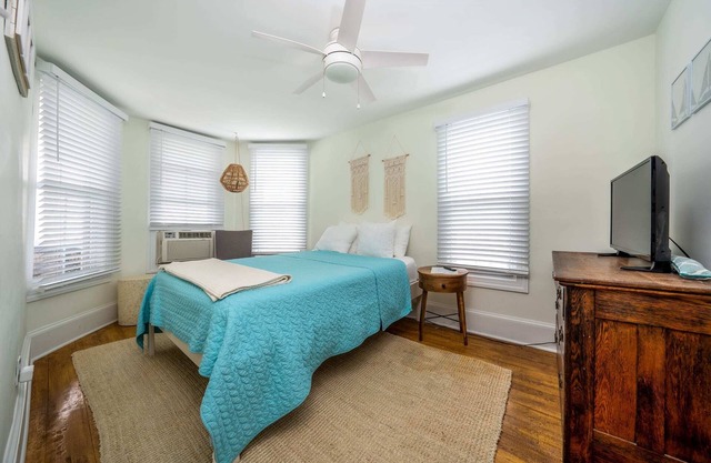 The Melrose, 2A - Double Bed & Bath: Romantic Getaway, Steps from the Beach, Coz