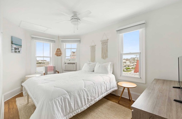 The Melrose, 3A - Queen Bed & Bath: Romantic Getaway, Steps from the Beach, Cozy