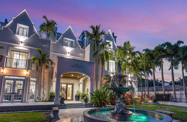 The Modern Castle | Canal View & Access | Rooftop | Living Greenhouse | VlLLAS