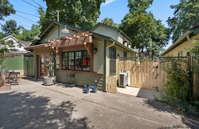 The Monarch - charming cottage in prime downtown Jacksonville w/AC + luxury bath