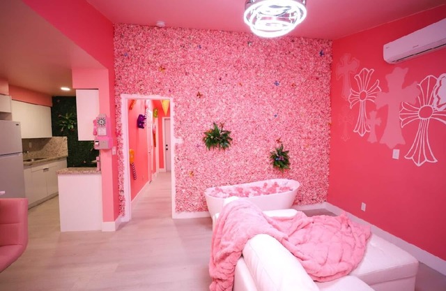 The New Pink Playhouse 2bdrm near Airport & Beach Sleeps 6
