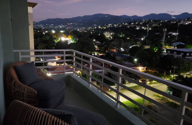 "The Oasis" PH 1 BR with AC, WiFi, complimentary Netflix & 24/7 security.