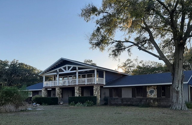 The "Observatory". A spacious apartment on a gated horse farm.