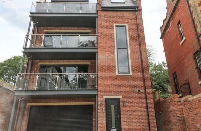 THE OFFICE GARDENS, APARTMENT 1, family friendly in Whitby