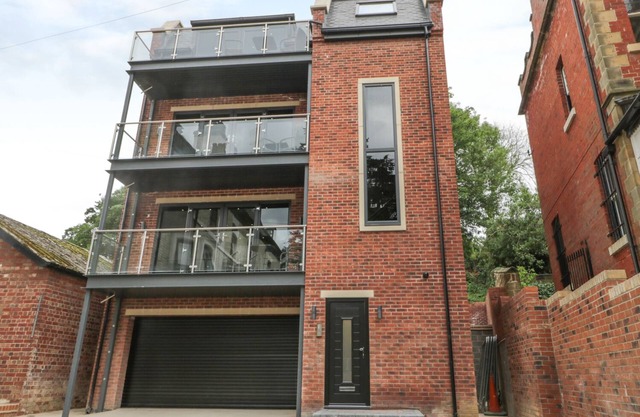 THE OFFICE GARDENS, APARTMENT 3, family friendly in Whitby