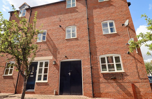 THE OLD BAKERY, APARTMENT 5 in Shipston-On-Stour
