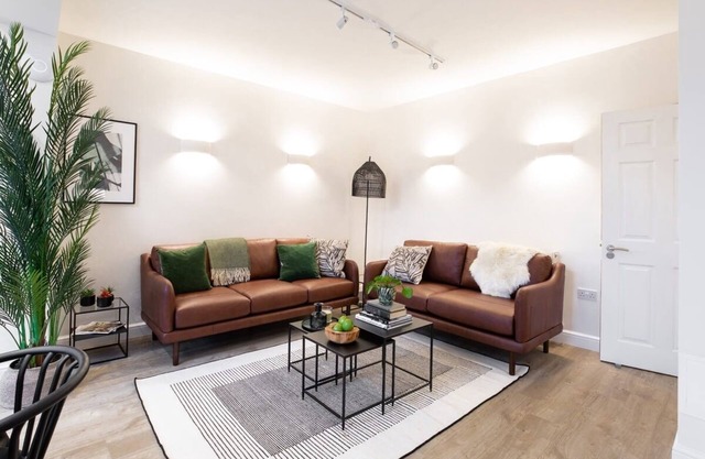 The Oxford Lodge | Oxford Holiday Let | 6 Beds & Sleeps 12