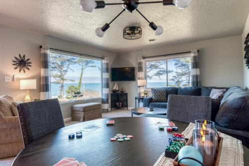 The Pacific Lookout Sleeps 6, Hot Tub, Pet Friendly, Ocean View, EV Charger