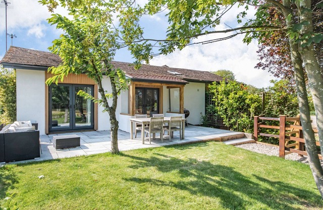 THE PADDOCK, pet friendly, with a garden in Shipston-On-Stour