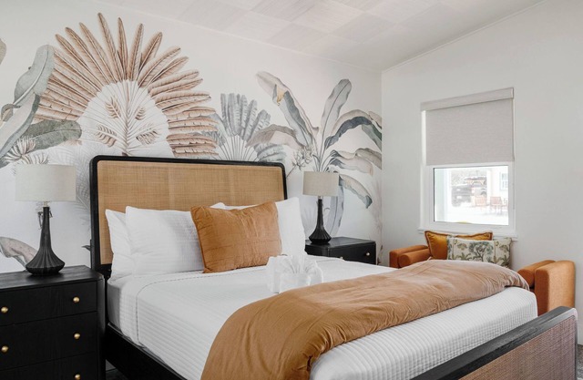 The Palm Queen Studio -5 min walk to beach!