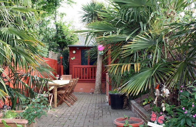 The Palms - a pleasant and spacious holiday home for 8 - 10.