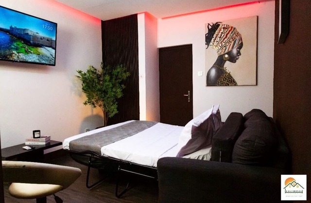 The Pandora: Secure and stylish studio with sofa bed, WiFi, smart TV and tub
