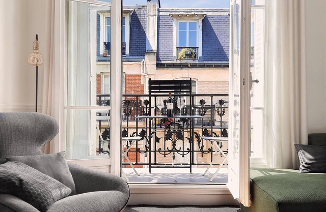 THE PARISIAN NEST 🇫🇷 60m2 with balcony ☀️
