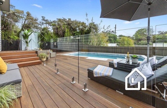 The Pelican *1 NIGHT FREE* Stylish Poolside Oasis