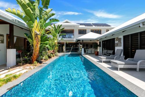 The Peony Isle - Luxe Lakeside Haven with Pool & Spa