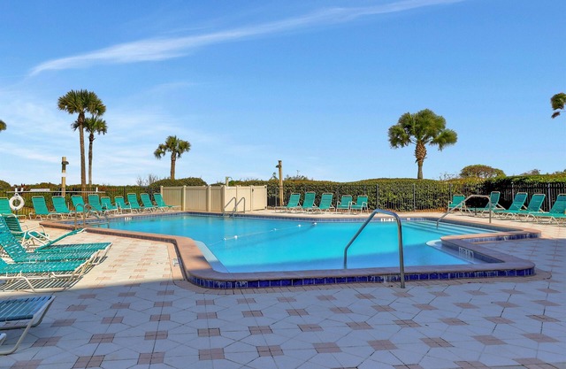 The Perfect Getaway. Steps to Beach and Pool!