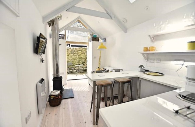 The Piggery - detached retreat for two near beaches, dog friendly, parking