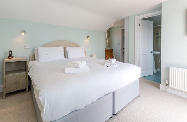 The Pink House, Thorpeness - sleeps 8 guests in 4 bedrooms