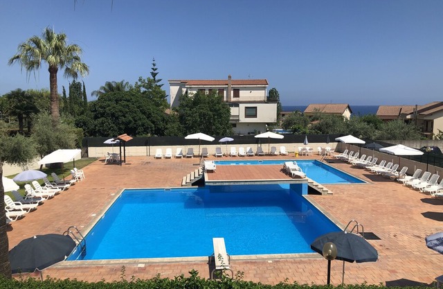 The pool terrace - Baia di Capomulini