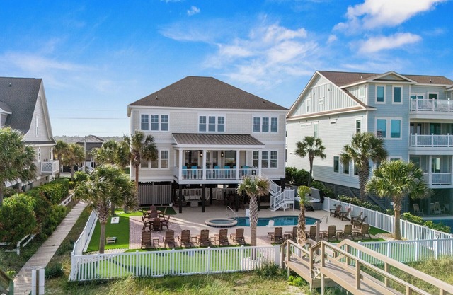 The Pressian: Oceanfront, Pool & Hot Tub