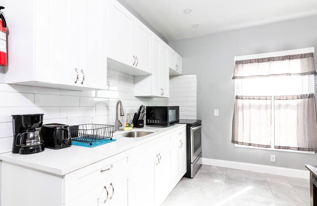 The Prospect Point-4BR, 1.5 Bath , Minutes From Falls & Casino on the US side.