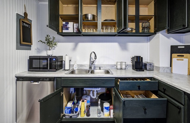 The Red Door Cottage is minutes to downtown. Pet Friendly!