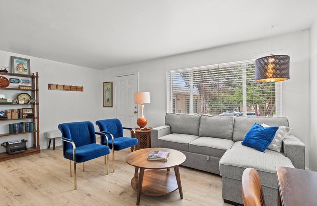 The Retro Retreat | Artsy, Midterm Rental Perfect for Remote Work