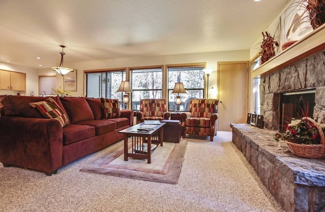 The Ridge at Sunriver - Condo #37 - Access provided to onsite seasonal swimming pool & tennis facilities, year-round hot tub plus 4 bikes
