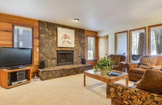The Ridge at Sunriver - Condo #09 - Access provided to onsite seasonal swimming pool & tennis facilities, year-round hot tub plus 4 bikes