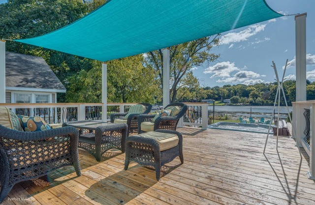 The River House/Stunning Riverfront/Scenic Views/Water Sports/Steps to Marina