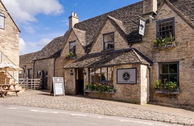 THE ROYAL OAK TETBURY