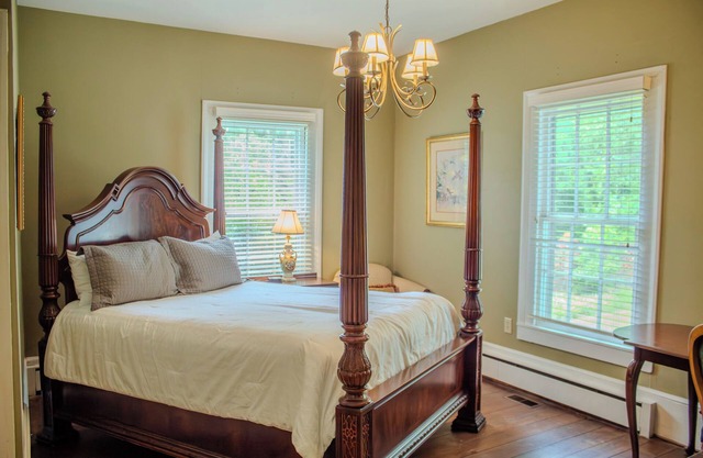 The Sage Suite - Private Studio w/Ensuite Bath in Historic Downtown Home