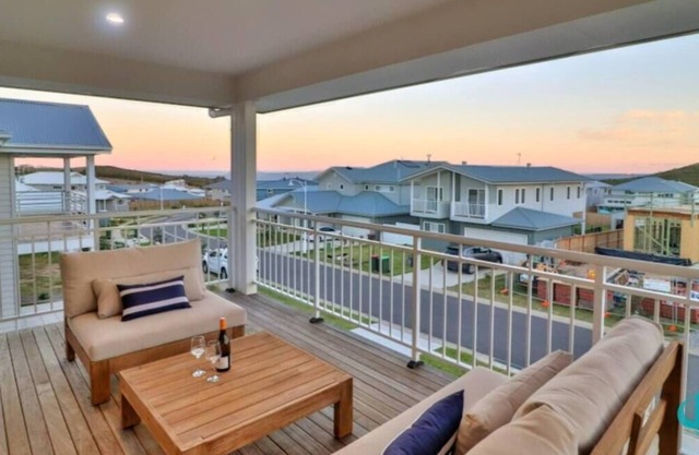 The Sanctuary - Hampton-style beach house, pet friendly, family ready
