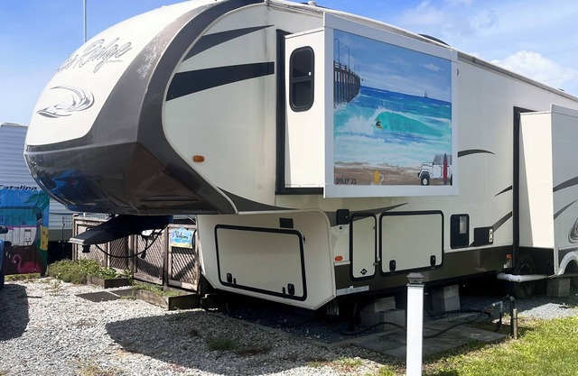 The Sand Castle – Steps to Beach, Bay Fishing & Local Eats