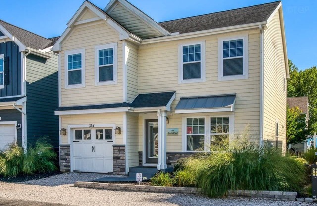 The Sandbar: Spacious Dog-Friendly Getaway with Access to Year-Round Pool & Hot
