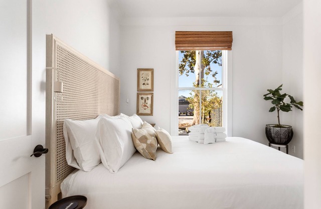 The Savannah A: Downtown Elegance- Close to King!
