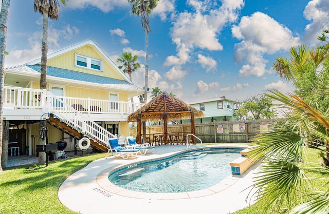 The Shell House! Private Pool! TIKI HUT BAR in back yard!