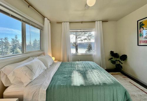 THE SHORELINE #1 - Ocean Views and Northern Lights