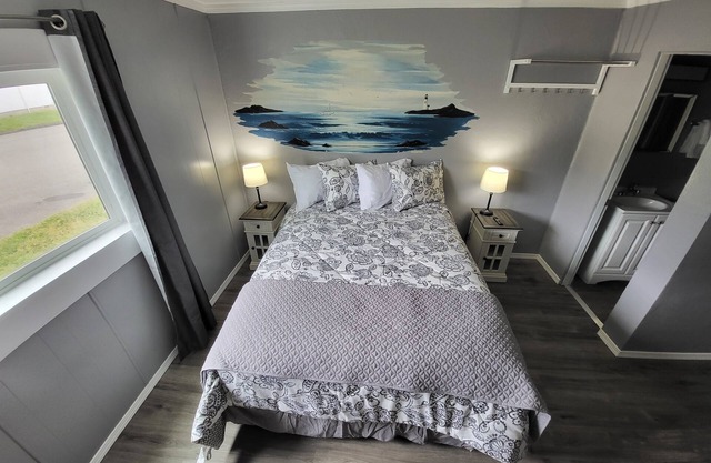 The Shoreline Inn & Suites - Oceanview - across from ocean, beach, & Battle Rock