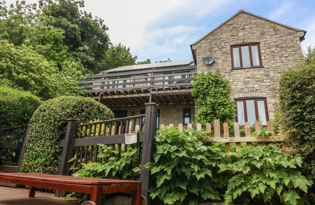 THE SKILLING, pet friendly, with hot tub in Bridport