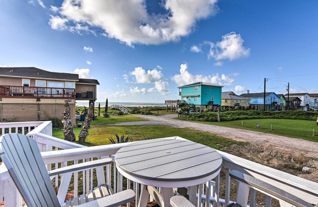 'The Spicy Crab' Freeport Home w/Beach-View Deck!