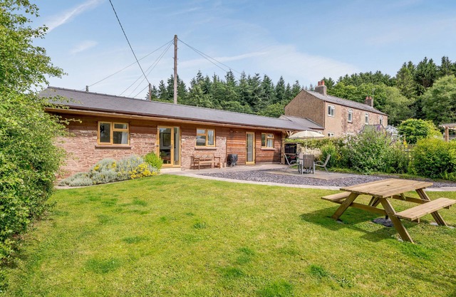THE STABLE @ ROSE COTTAGE, pet friendly, with a garden in Yorkley