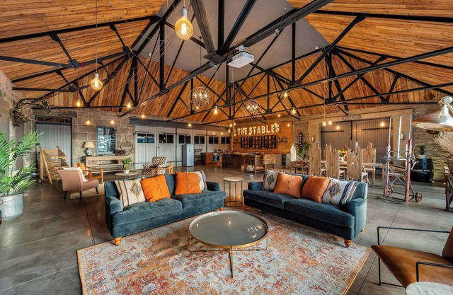 The Stables - unique conversion with hot tub!