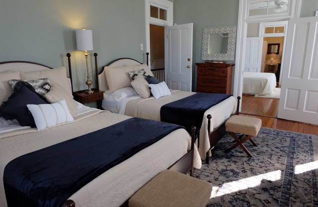 "The Stella" Vintage Fun & Artsy Victorian w/Parking = Family & Friends Getaway