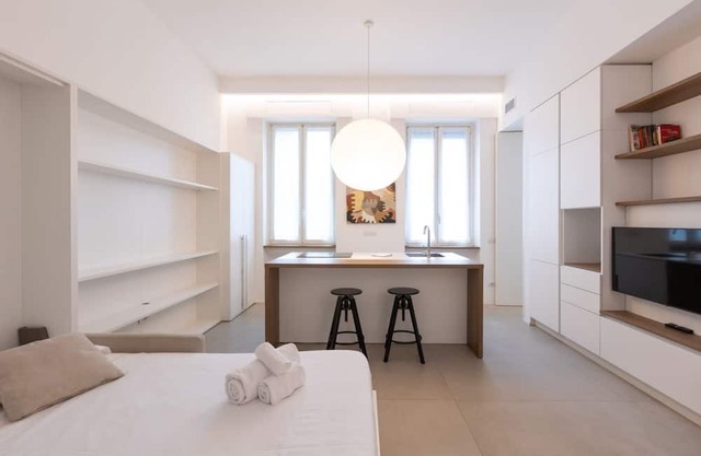 The studio flat located in Viale Giovanni da Cermenate 54, Milan, is an elegant and modern space on the mezzanine floor, perfect for accommodating 1 to 2 people.The room is bright and well furnished, with a contemporary design that creates a cosy and fun